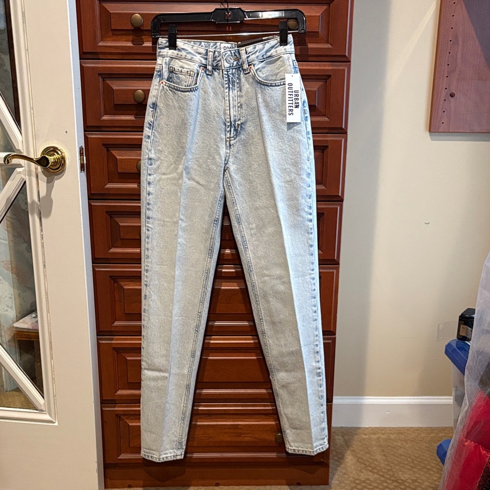 NWT BDG Mom High Rise Light Wash Womens Jeans Sz 24